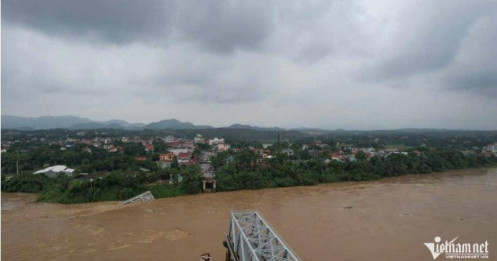 Sập cầu Phong Châu ở Phú Thọ: 10 ô tô, 13 nạn nhân rơi xuống sông