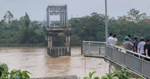 Thủ tướng: Yêu cầu Bộ trưởng Quốc phòng, Công an huy động mọi lực lượng cứu hộ sập cầu Phong Châu