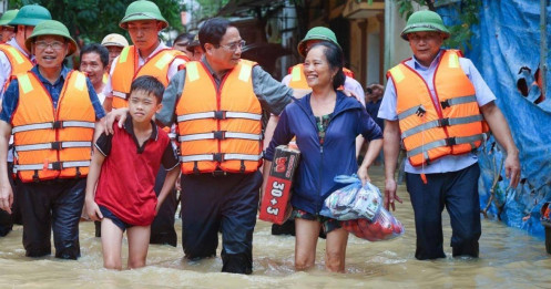 Thủ tướng: Nghiên cứu sử dụng đường không tiếp tế nhu yếu phẩm cho người dân