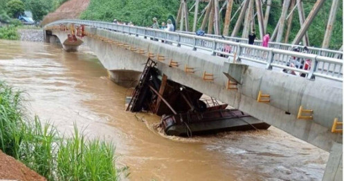 2 tàu 'ma' dạt từ Trung Quốc va trúng nhiều cầu trên sông Hồng