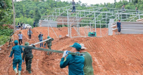 Chưa đầy 1 tuần triển khai, 25 căn nhà tạm do Vingroup tài trợ sắp bàn giao cho người dân Làng Nủ