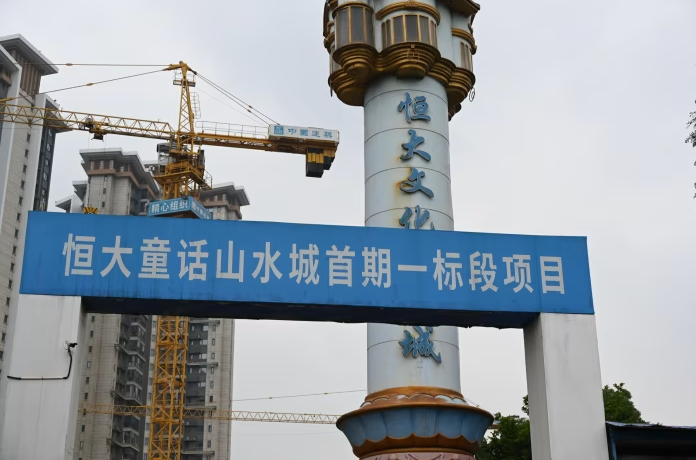 Các nhà đầu tư nước ngoài bị mắc kẹt trong mạng lưới nợ Trung Quốc của Evergrande