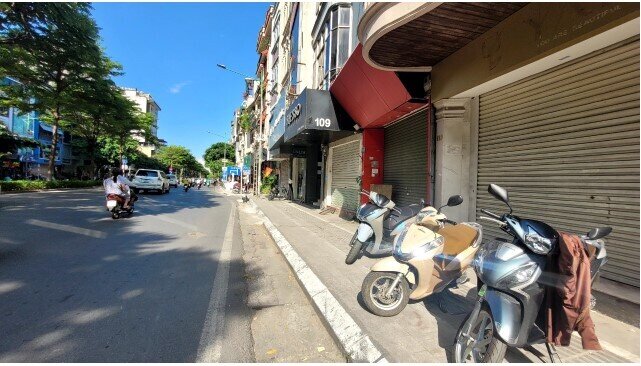 Nhiều cửa hàng ở Hà Nội đóng cửa, mặt bằng giá thuê trăm triệu đồng/tháng bỏ trống