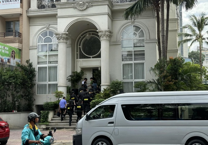 Cảnh sát làm việc tại nhà CEO Quốc Cường Gia Lai Nguyễn Thị Như Loan