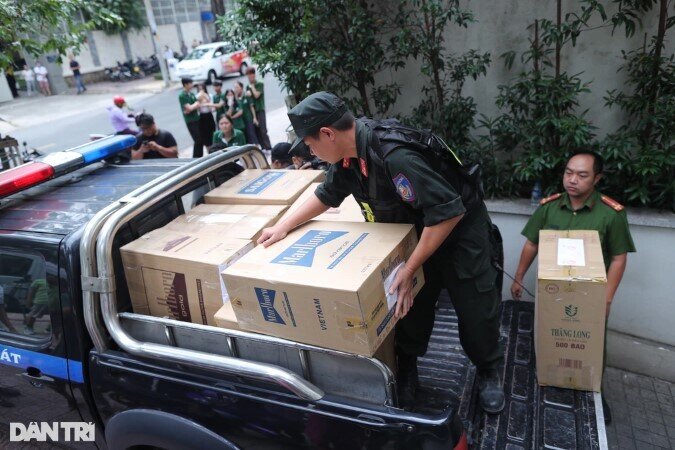 Cảnh sát đưa hàng chục thùng tài liệu rời nhà CEO Quốc Cường Gia Lai