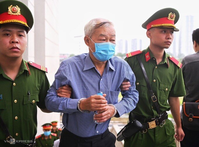 'Muốn tạo điều kiện, muốn giúp đỡ, có thân quen' là lý do các cựu cán bộ đã giúp Trịnh Văn Quyết đưa 430 triệu cổ phiếu ROS lên sàn