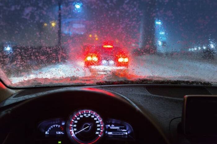 Việc đơn giản nhưng vô cùng quan trọng khi lái xe dưới trời mưa trong đêm tối