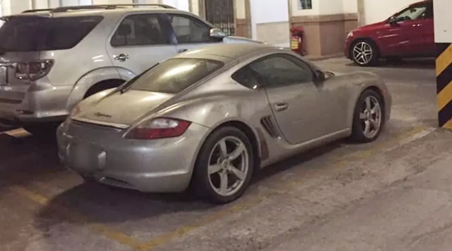 Xót xa với hình ảnh Porsche Cayman phủ bụi dày đặc dưới hầm đỗ xe của khu đô thị cao cấp tại Hà Nội