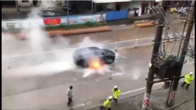 Ô tô điện Trung Quốc dùng pin 'siêu an toàn' bỗng bốc khói, cháy dữ dội trên đường
