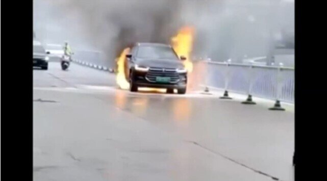 Ô tô điện Trung Quốc dùng pin 'siêu an toàn' bỗng bốc khói, cháy dữ dội trên đường