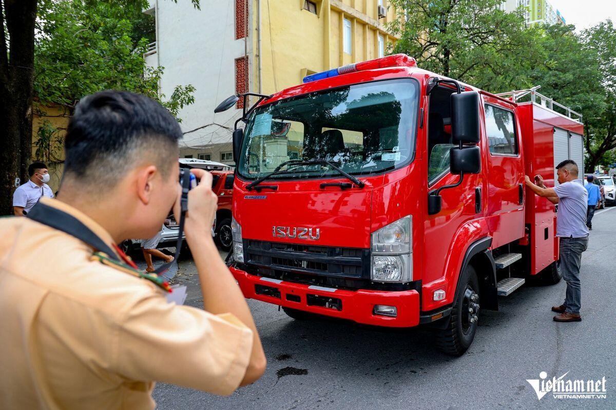 Từ hôm nay, người dân có thể làm thủ tục đăng ký, bấm biển số xe ở nhà