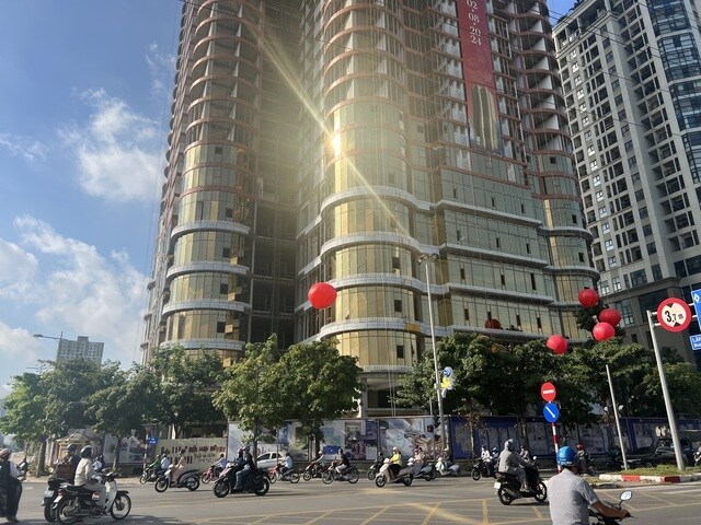 QMS Top Tower dát kính vàng chói mắt: Tiềm ẩn rủi ro