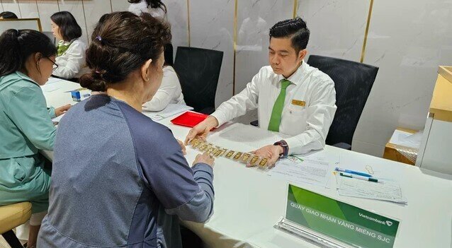 Vietcombank, VietinBank bất ngờ điều chỉnh ngày giao vàng miếng SJC