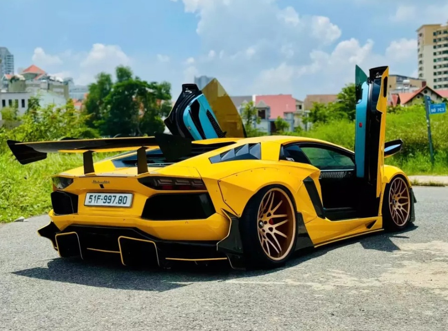 Siêu xe Lamborghini Aventador Limited Edition 50 lại được cho đi đổi màu mới