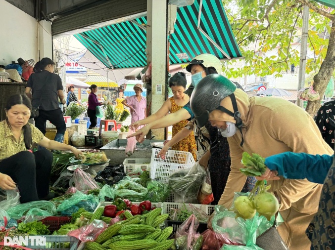 Người dân tích trữ thực phẩm phòng mưa bão, 7h30 sáng chợ đã "cháy" hàng thịt, vãn hàng rau