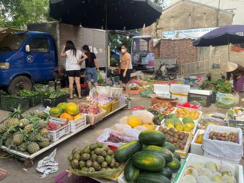 Người dân tích trữ thực phẩm phòng mưa bão, 7h30 sáng chợ đã "cháy" hàng thịt, vãn hàng rau