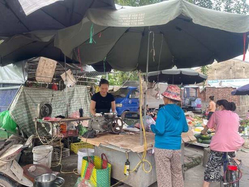 Người dân tích trữ thực phẩm phòng mưa bão, 7h30 sáng chợ đã "cháy" hàng thịt, vãn hàng rau