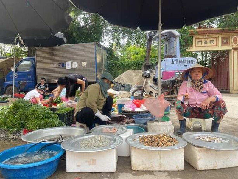 Người dân tích trữ thực phẩm phòng mưa bão, 7h30 sáng chợ đã "cháy" hàng thịt, vãn hàng rau