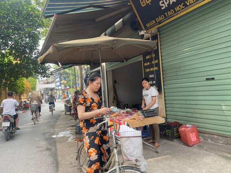 Người dân tích trữ thực phẩm phòng mưa bão, 7h30 sáng chợ đã "cháy" hàng thịt, vãn hàng rau