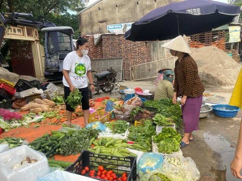 Người dân tích trữ thực phẩm phòng mưa bão, 7h30 sáng chợ đã "cháy" hàng thịt, vãn hàng rau