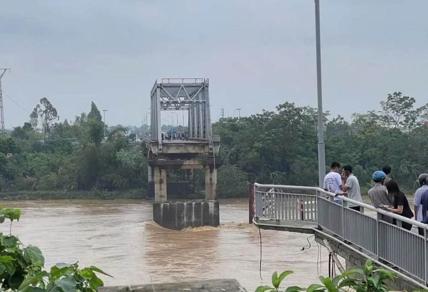 Cầu Phong Châu bị sập, nghi có nhiều người, phương tiện rơi xuống sông Hồng