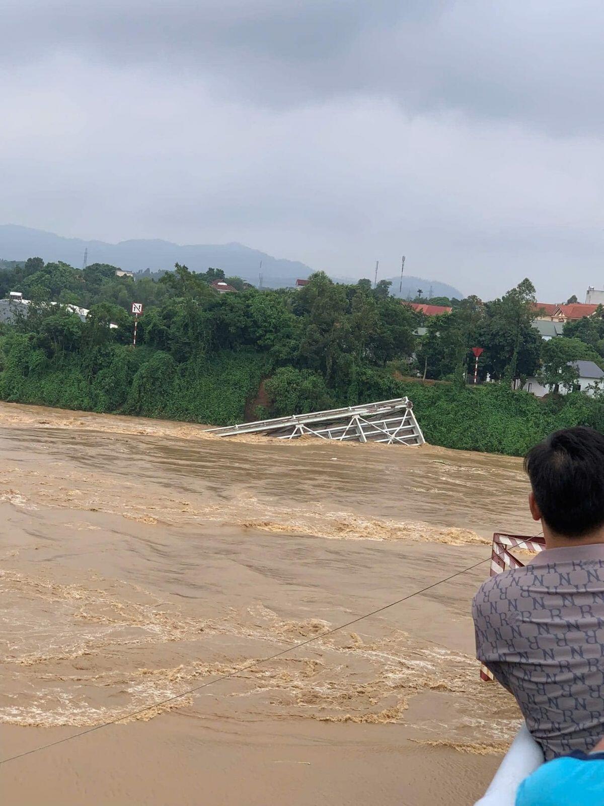 Hiện trường kinh hoàng vụ sập cầu Phong Châu, Phú Thọ