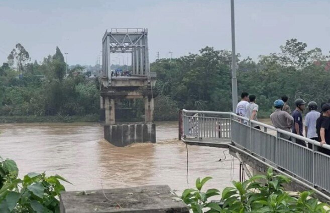 Thủ tướng: Yêu cầu Bộ trưởng Quốc phòng, Công an huy động mọi lực lượng cứu hộ sập cầu Phong Châu