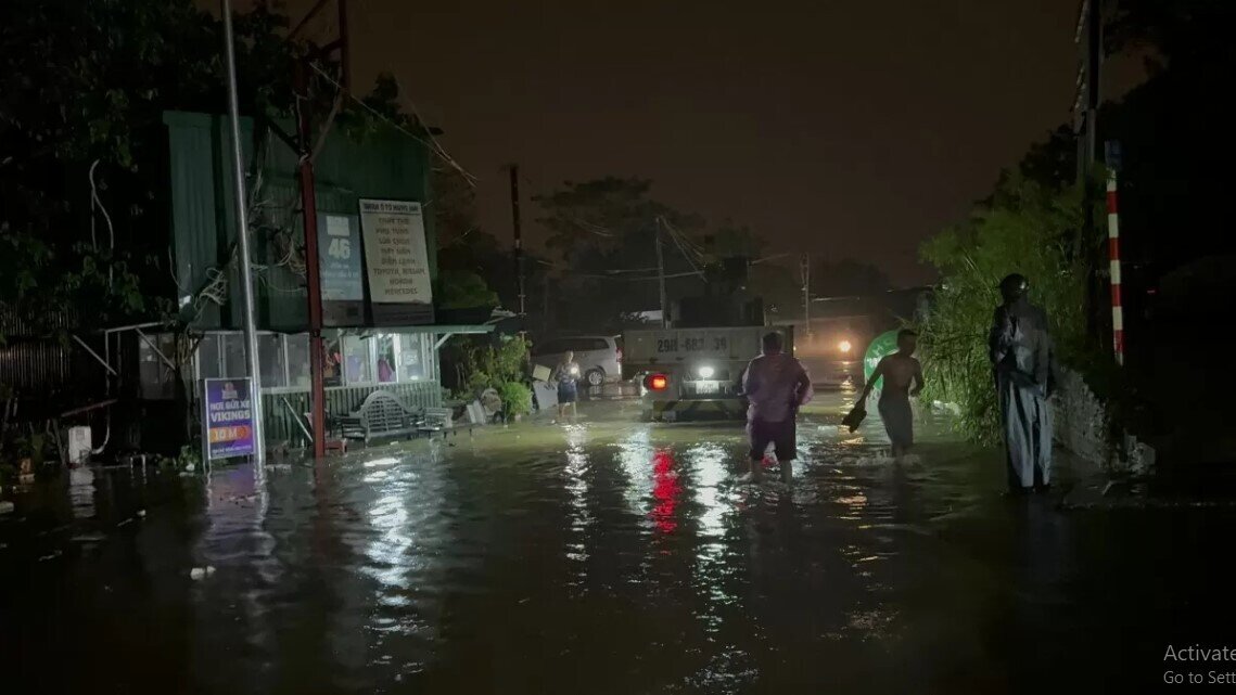 Người dân Hà Nội 'trắng đêm' di chuyển hàng hoá ra khỏi vùng nước ngập