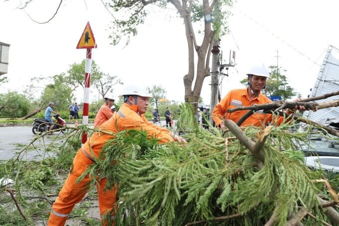 EVN: Gần 230.000 khách hàng bị mất điện do mưa bão?