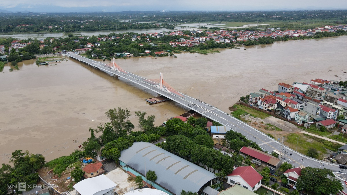 Hiện trạng 6 cầu ở Hà Nội và các tỉnh cấm xe do mưa lũ