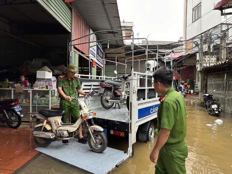 Khẩn cấp sơ tán hơn 500 hộ dân do tràn đê ở Bắc Giang