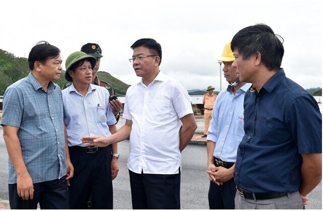 Phó Thủ tướng Lê Thành Long kiểm tra tình hình hồ thủy điện Thác Bà