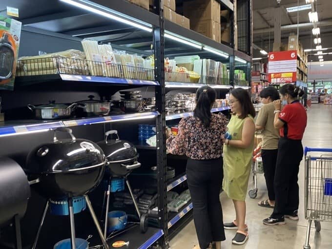 Nhiều người đổ xô mua thực phẩm, bếp gas vì sợ lụt