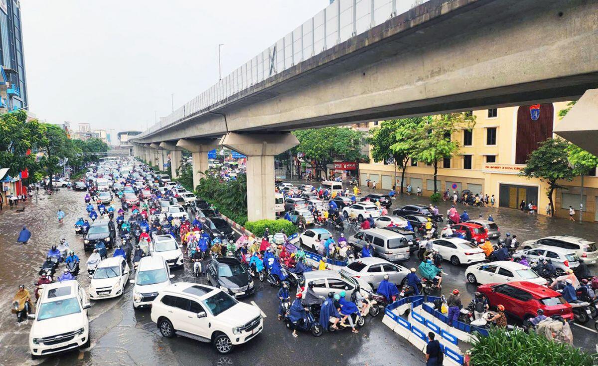 Hơn 40 điểm ngập tại Hà Nội sau mưa lớn