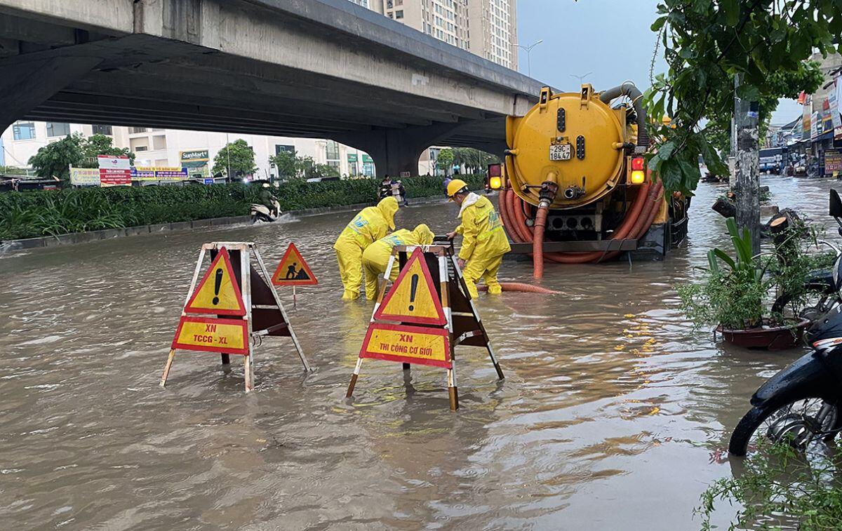 Hơn 40 điểm ngập tại Hà Nội sau mưa lớn