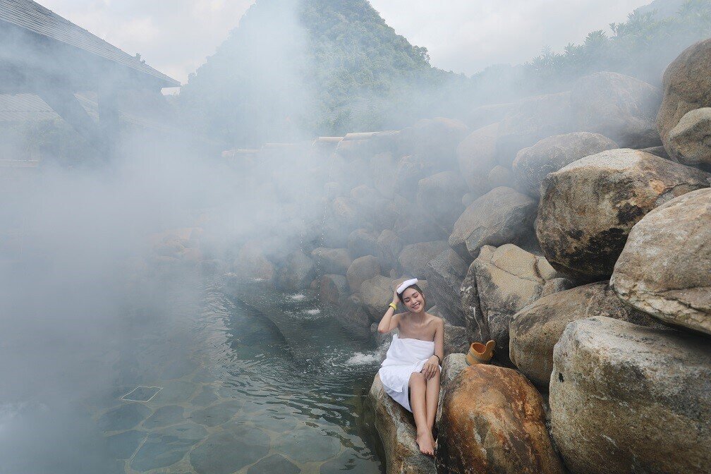 Tắm khoáng nóng onsen - “thần dược” của mùa thu đông