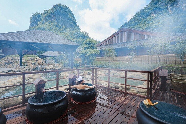 Tắm khoáng nóng onsen - “thần dược” của mùa thu đông