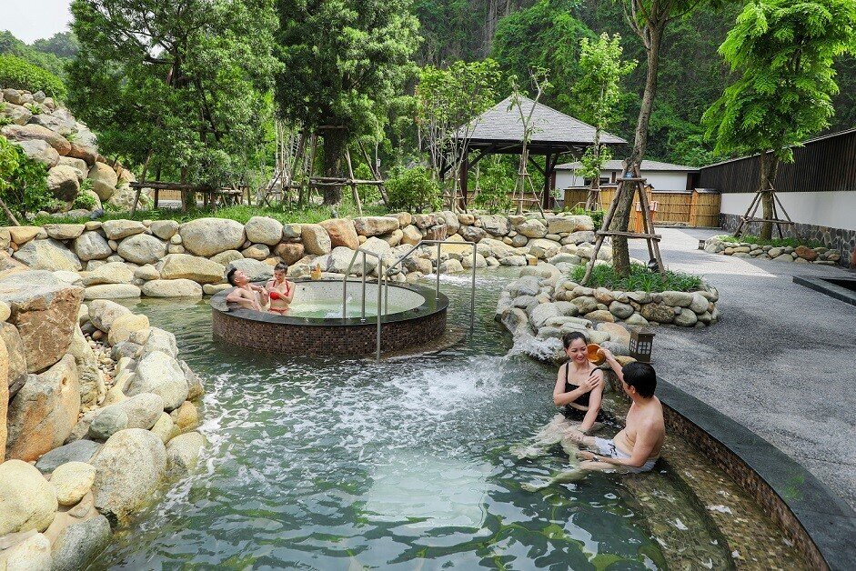 Tắm khoáng nóng onsen - “thần dược” của mùa thu đông