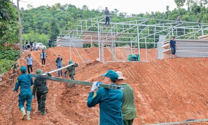 Chưa đầy 1 tuần triển khai, 25 căn nhà tạm do Vingroup tài trợ sắp bàn giao cho người dân Làng Nủ