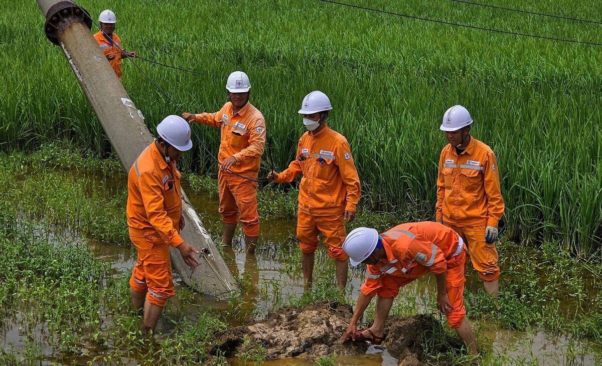 Vì sao Quảng Ninh, Hải Phòng khó khôi phục điện ngay sau bão?