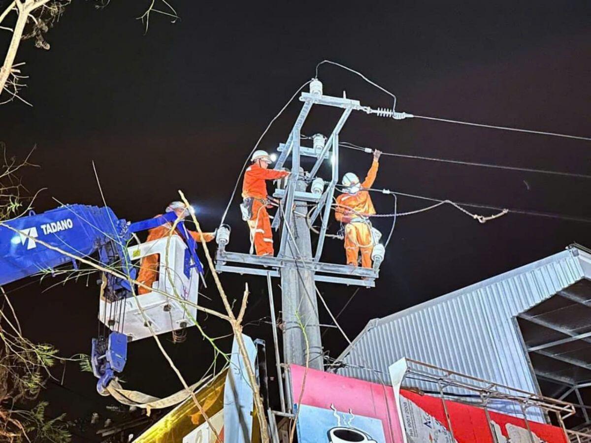 Vì sao Quảng Ninh, Hải Phòng khó khôi phục điện ngay sau bão?