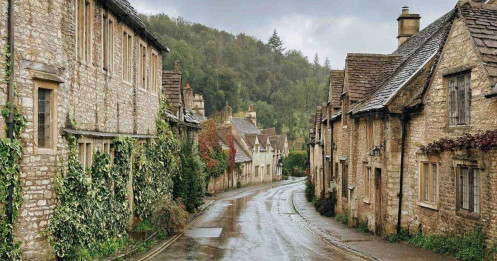 Dạo bước ngắm vẻ cổ kính của làng Castle Combe trong mưa