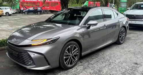 Toyota Camry 2025 'bằng xương, bằng thịt' đầu tiên về Việt Nam