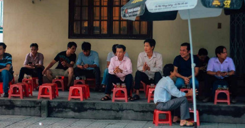 Muốn giàu thì đừng phí tiền mua cà phê hay ăn ngoài