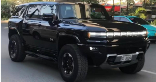 Bắt gặp GMC Hummer chạy điện trên đường phố Hà Nội, giá không dưới 3 tỷ đồng, biển số là thứ đáng chú ý