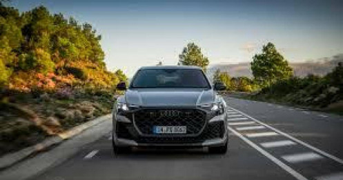 Ngắm vẻ đẹp Audi RS Q8 Performance với mặt trời lơ lửng trên vùng Địa Trung Hải