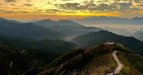 Ngất ngây ngắm tia nắng đầu tiên trên ‘sống lưng khủng long’ ở Bình Liêu