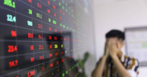 FPT ‘vụt sáng’ giữa làn sóng bán tháo, VN-Index đứt mạch tăng