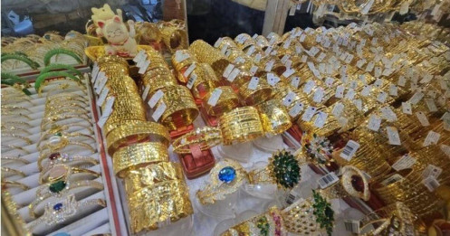 Giá vàng miếng SJC, vàng nhẫn 99,99 biến động mạnh