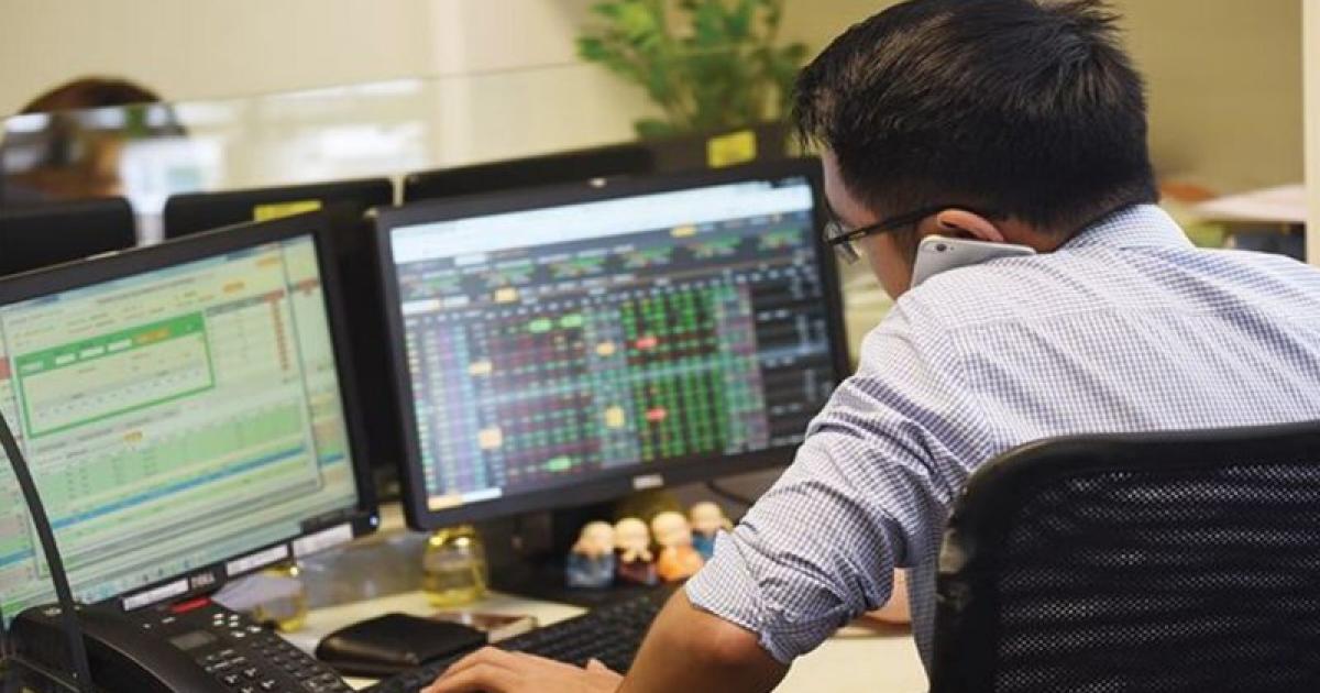 [Flashnote - 17/12/2024]: VNINDEX giảm nhẹ với thanh khoản về vùng đáy 1 năm, Khối ngoại bán ròng mạnh nhóm Công nghệ